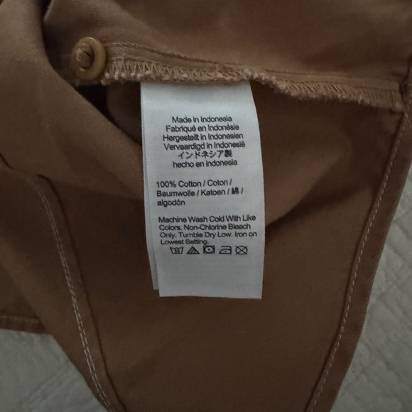 Madewell’s darted button-up shirt in (re)generative chino! - Picture 2 of 9